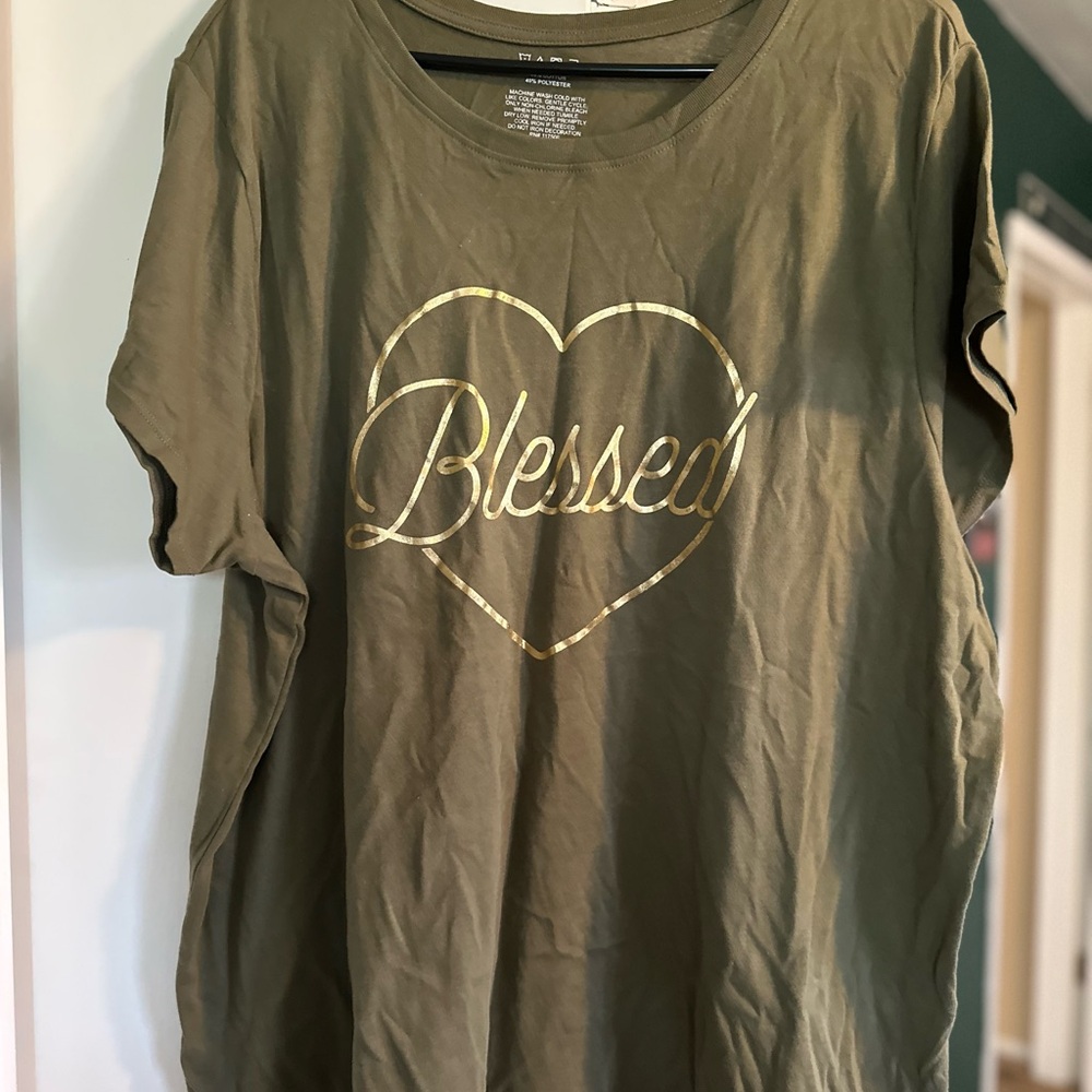 🎈🎈👉🏽HOLDWomen’s Plus Size Olive Green Graphic T-Shirt with Gold Heart